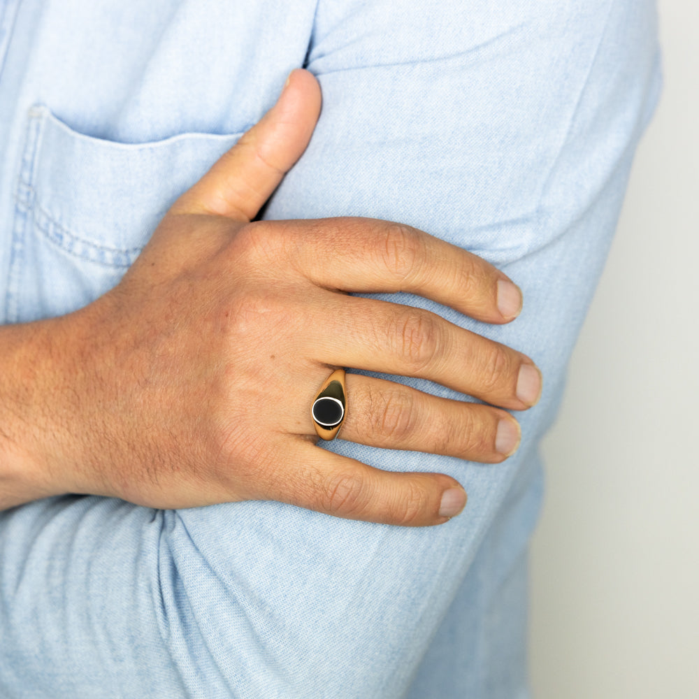 Stylish 9 Carat Yellow Gold Gents Ring Embellished with 0.64 Carat Agate