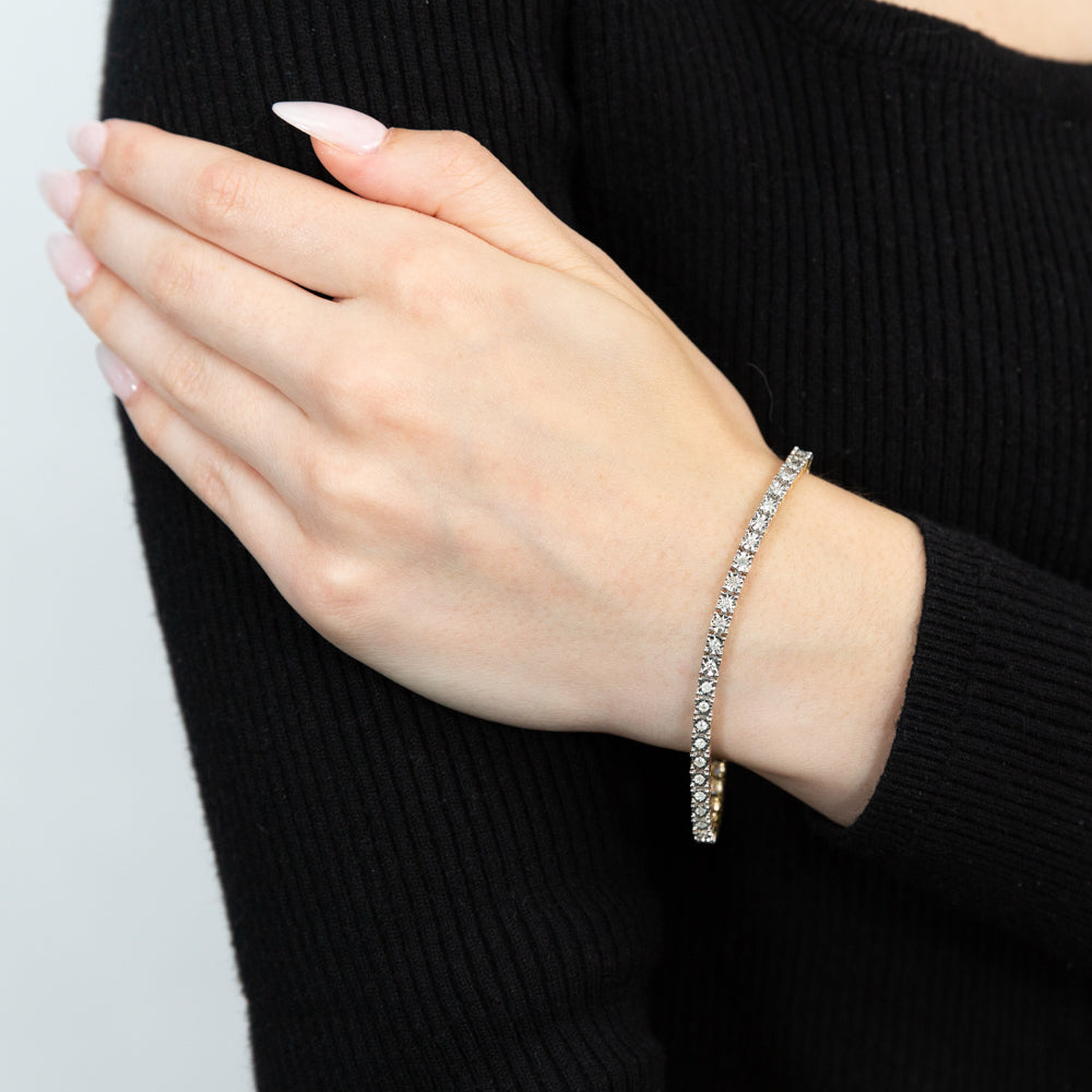 Exquisite 1 Carat Diamond Tennis Bracelet Crafted in 9 Carat Yellow Gold