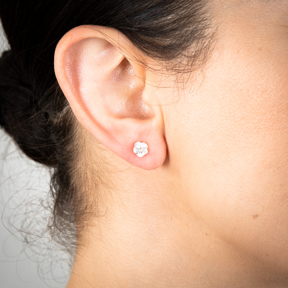 6mm 9ct Yellow Gold Earrings with Stunning Mother Of Pearl Studs