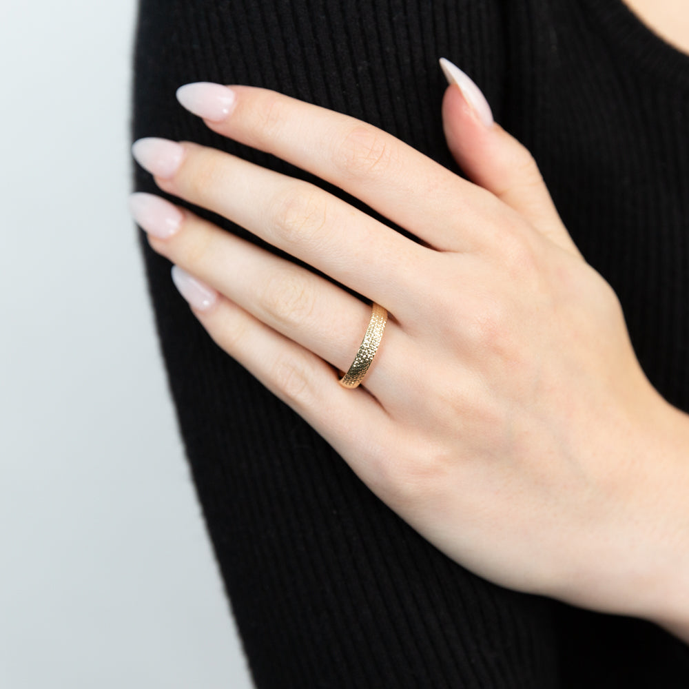 Stylish 9ct Yellow Gold Ring with Captivating Dicut Pattern