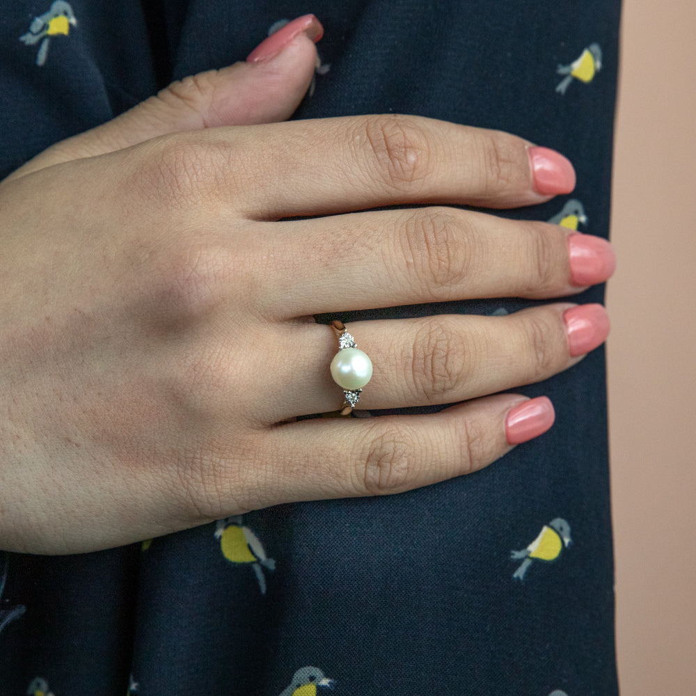 Exquisite 9ct Yellow Gold Ring with Two Stunning Diamonds and a Beautiful Pearl
