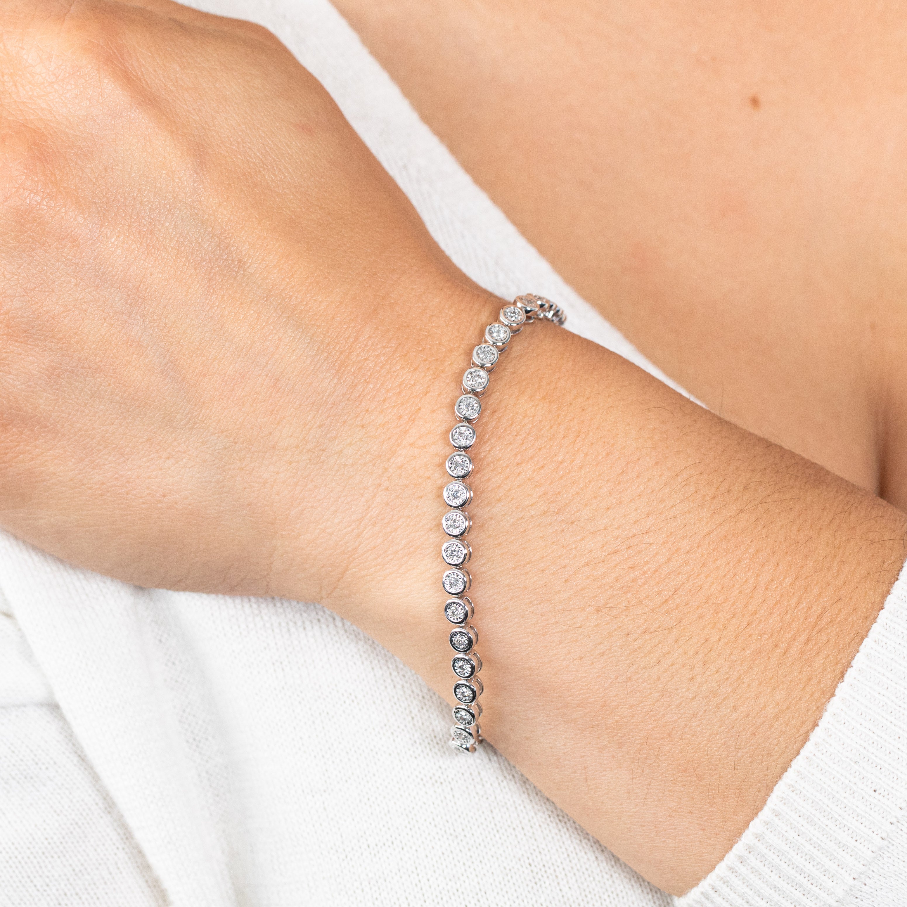 Exquisite 1 Carat Diamond Bracelet Crafted in 10ct White Gold