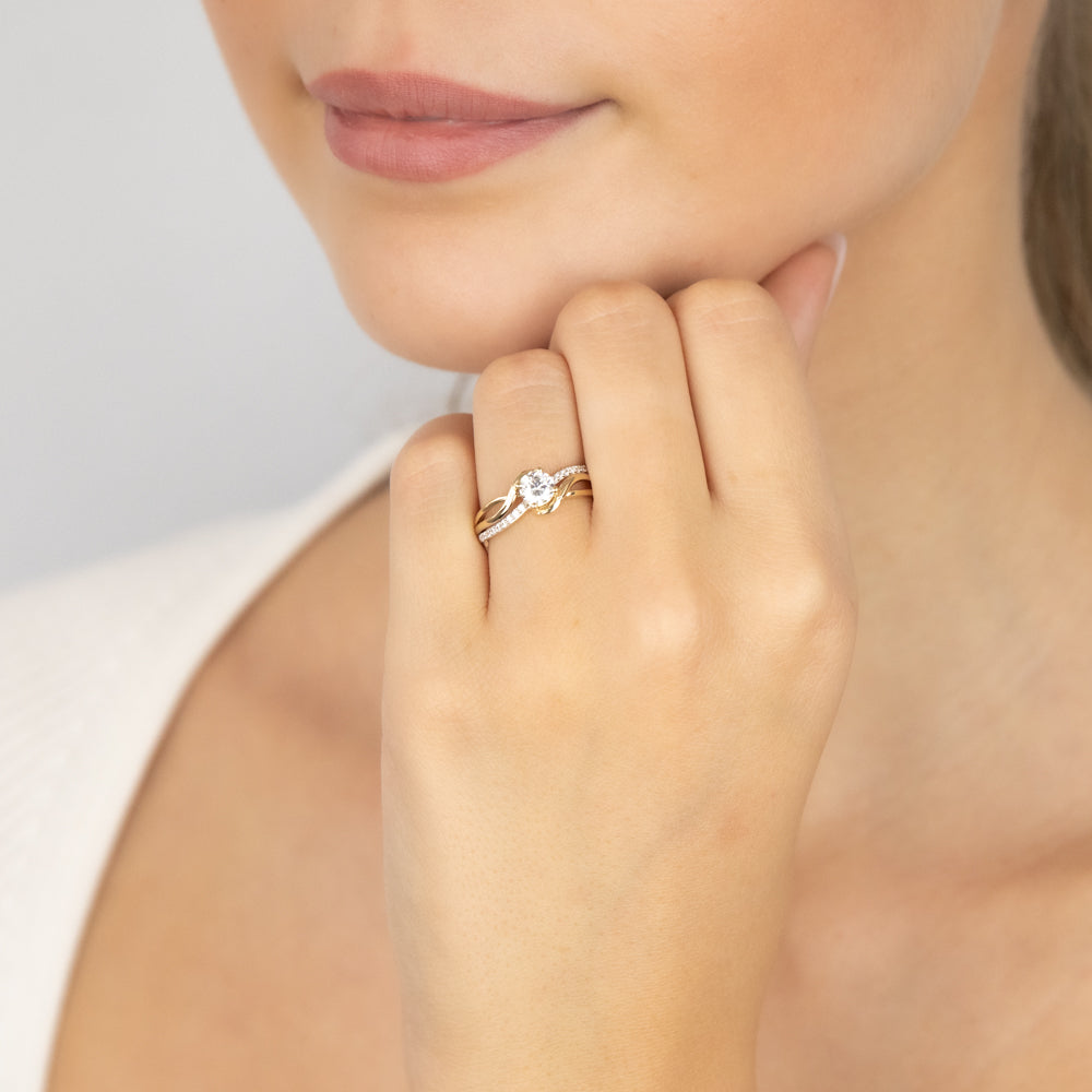 Stunning 9ct Yellow Gold Ring with 19 Cubic Zirconias
