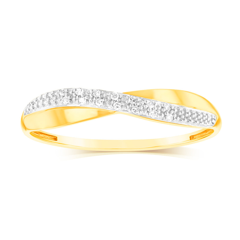 Exquisite 9ct Yellow Gold Ring Adorned with 14 Brilliant - Cut Diamonds