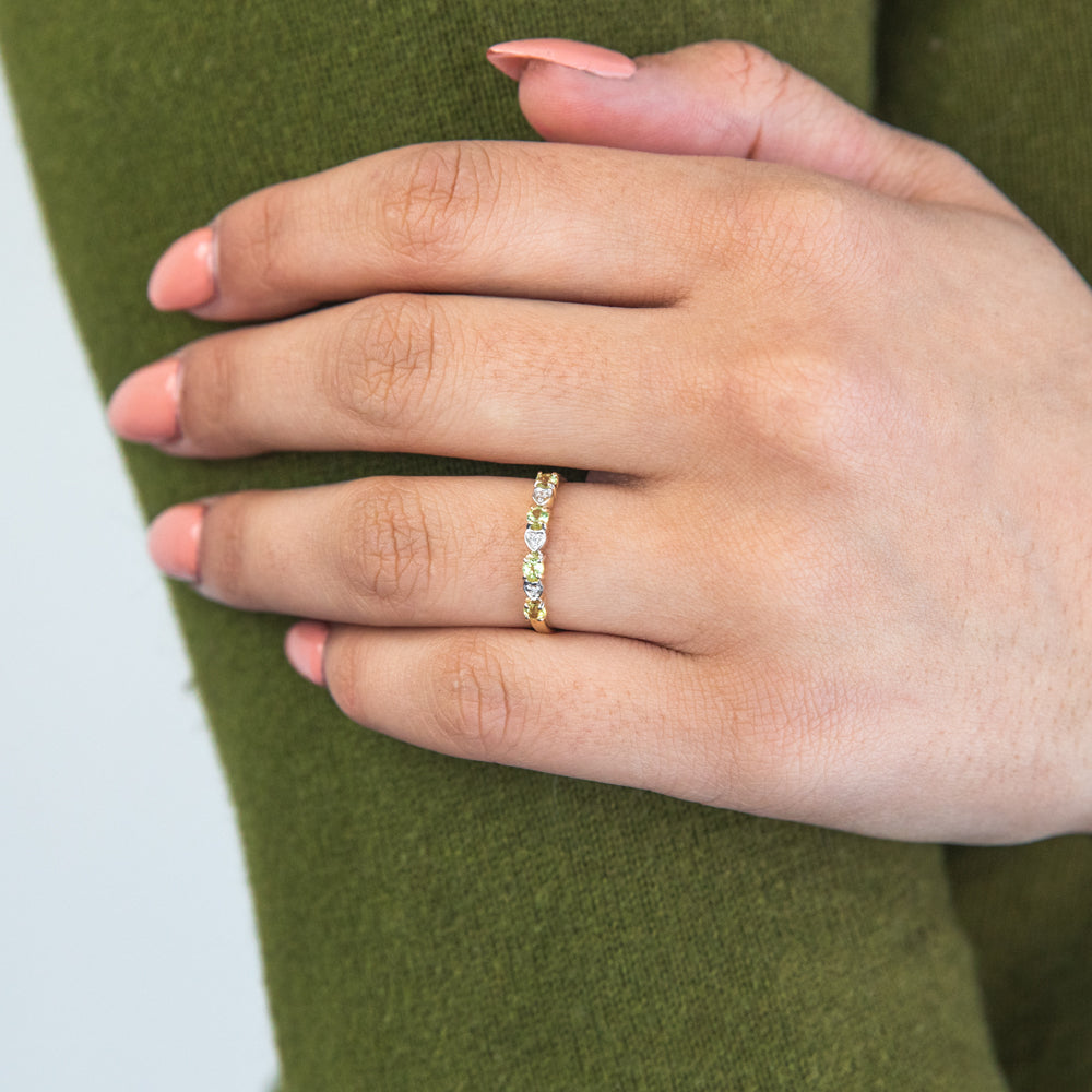 Exquisite 9ct Yellow Gold Ring with Peridot and Sparkling Diamonds