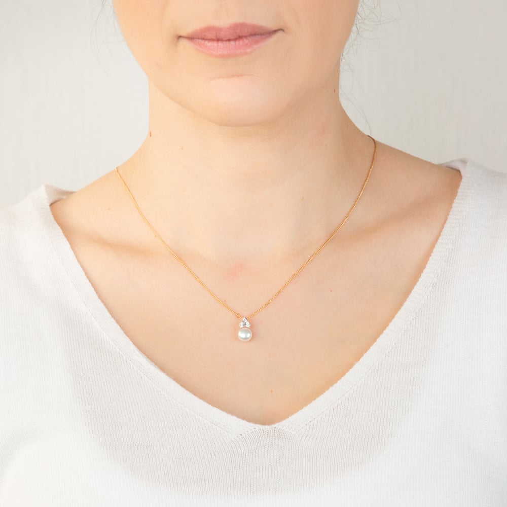 Stunning 9 Carat Yellow Gold Pendant Featuring Pearls And Diamonds