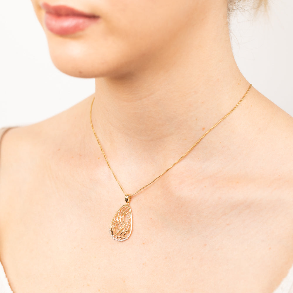 Stunning 9ct Yellow Gold Diamond Pendant Featuring 10 Brilliantly Cut Diamonds