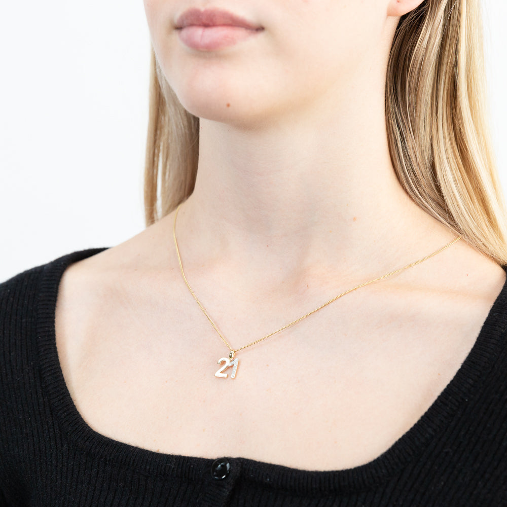 Stunning 9ct Yellow Gold Pendant Set with 21 Diamonds