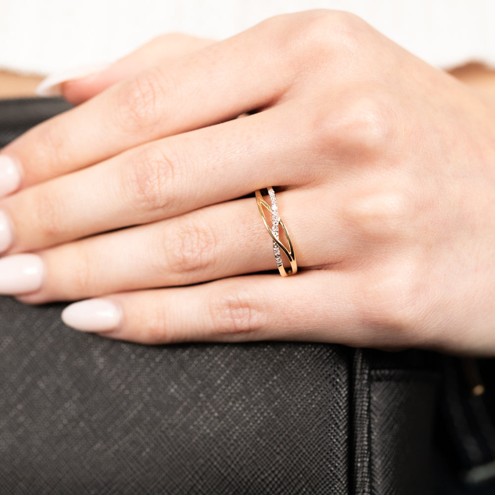 Stunning 9ct Yellow Gold Lab-Grown Luminesce Ring Adorned with 7 Diamonds