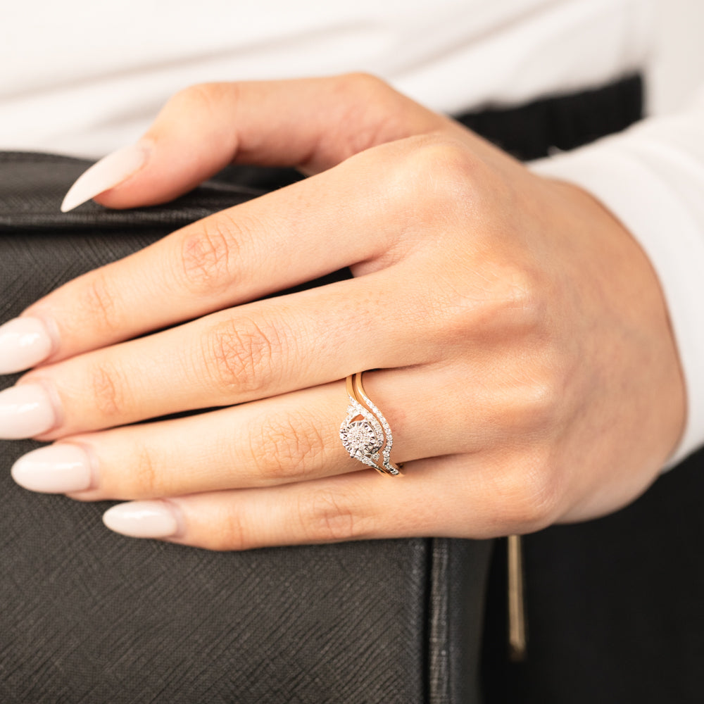 Stunning 9ct Yellow Gold Ring with Lab - Grown Luminescent Diamonds