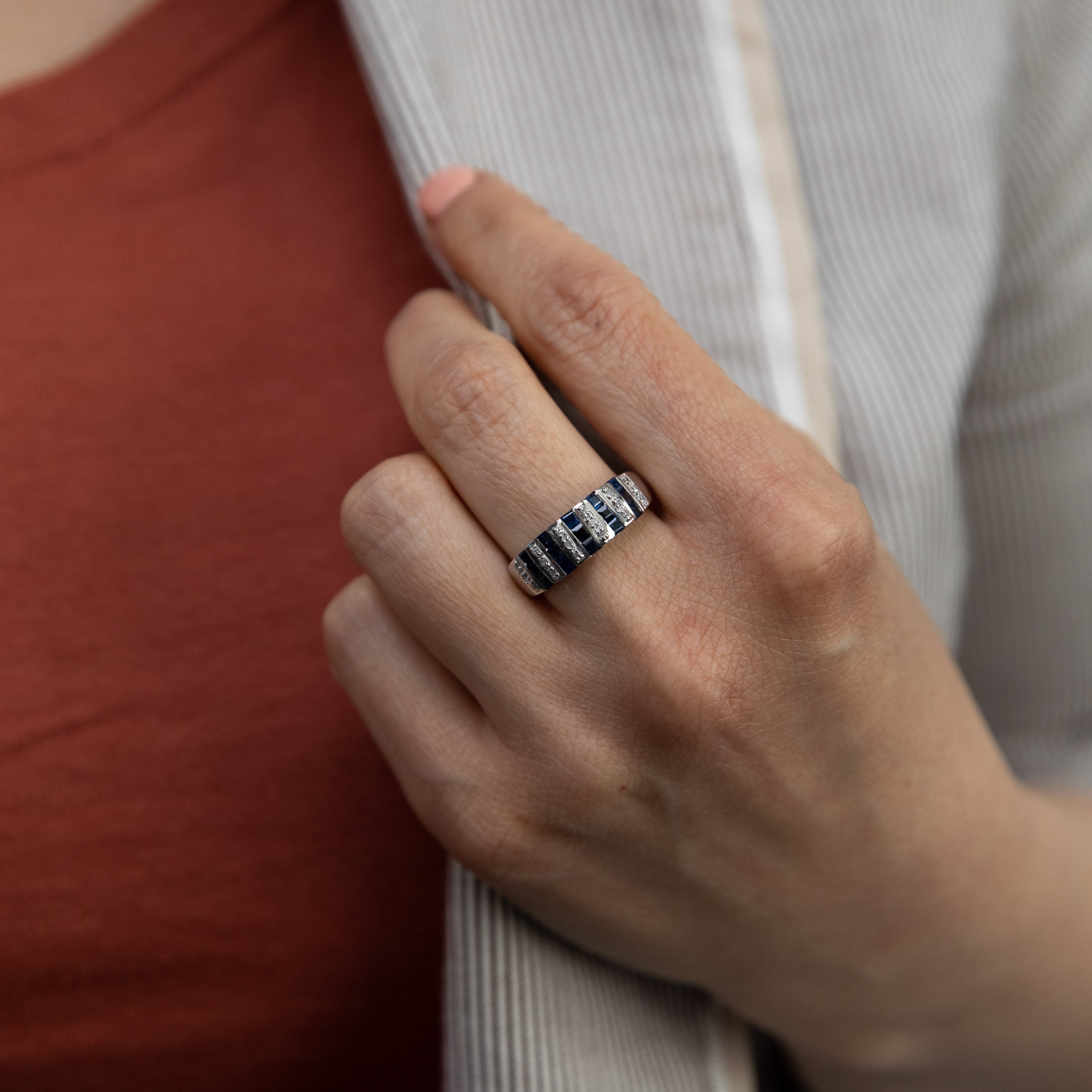 Exquisite 14 Carat White Gold Ring Featuring 1.05 Carat Natural Sapphire and Sparkling Diamonds