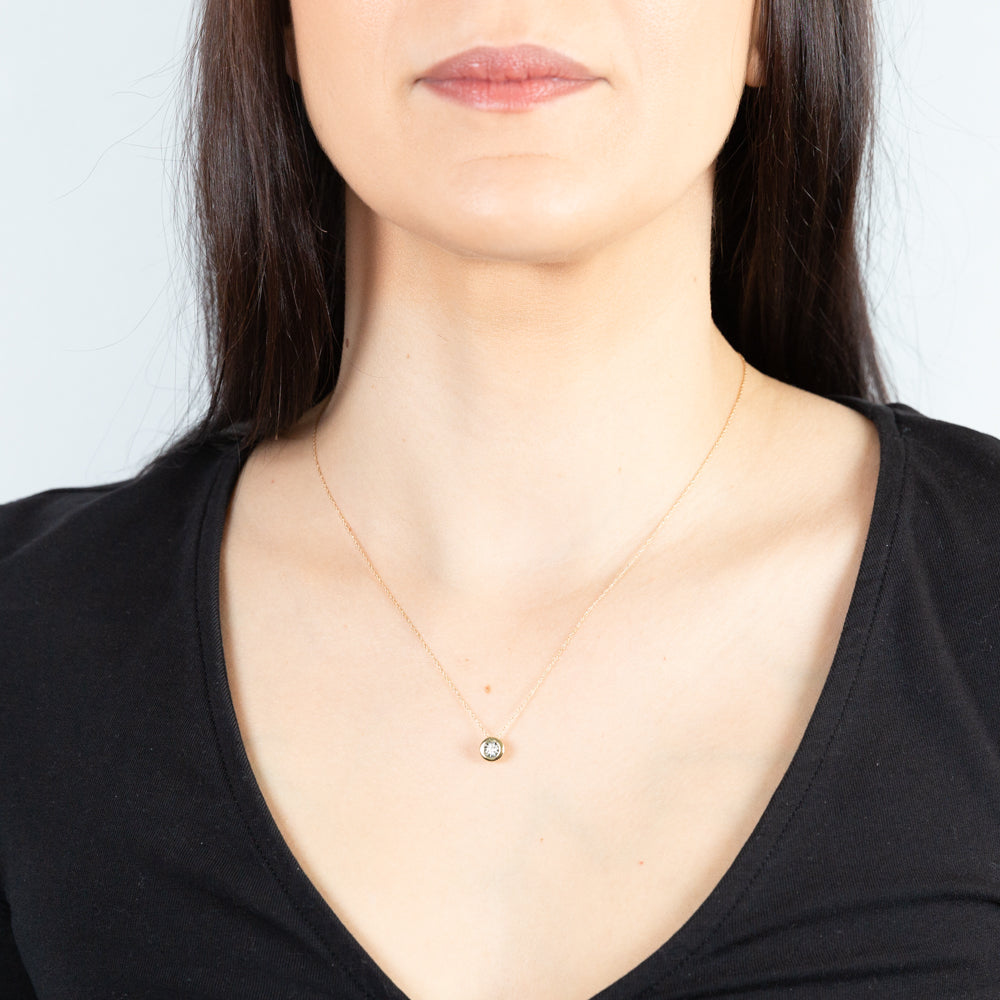 Exquisite 10-Carat Yellow Gold Diamond Pendant with a 9-Carat Gold Chain for Jewelry Lovers