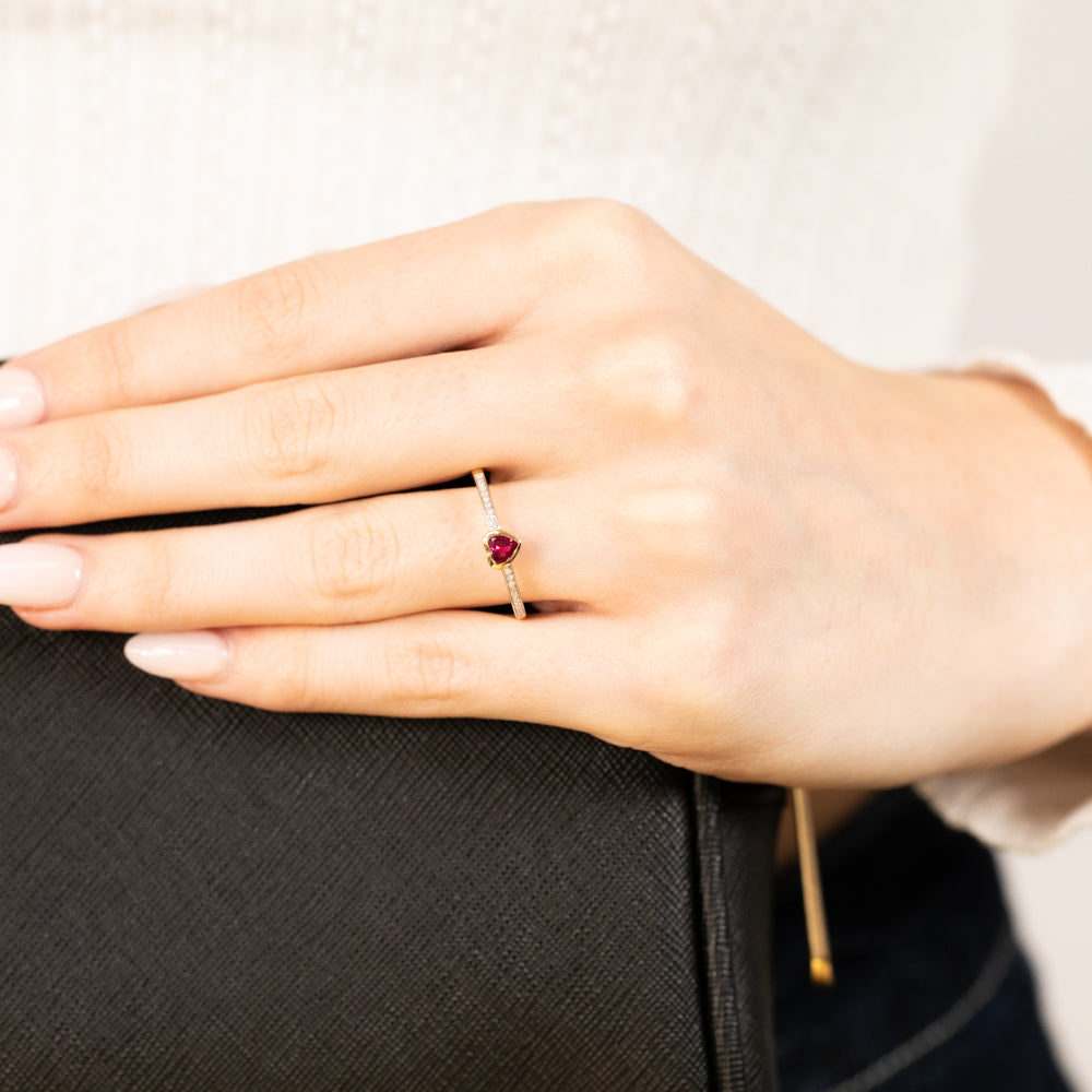 Stunning 9ct Yellow Gold Ring with Created Ruby and Heart - Shaped Diamond