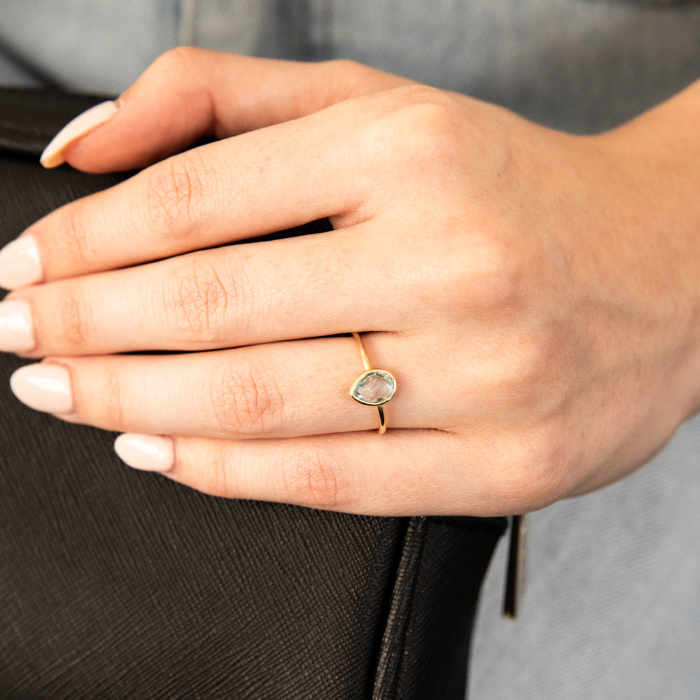 Exquisite 9 Carat Yellow Gold Solitaire Ring with Natural Blue Topaz Gemstone