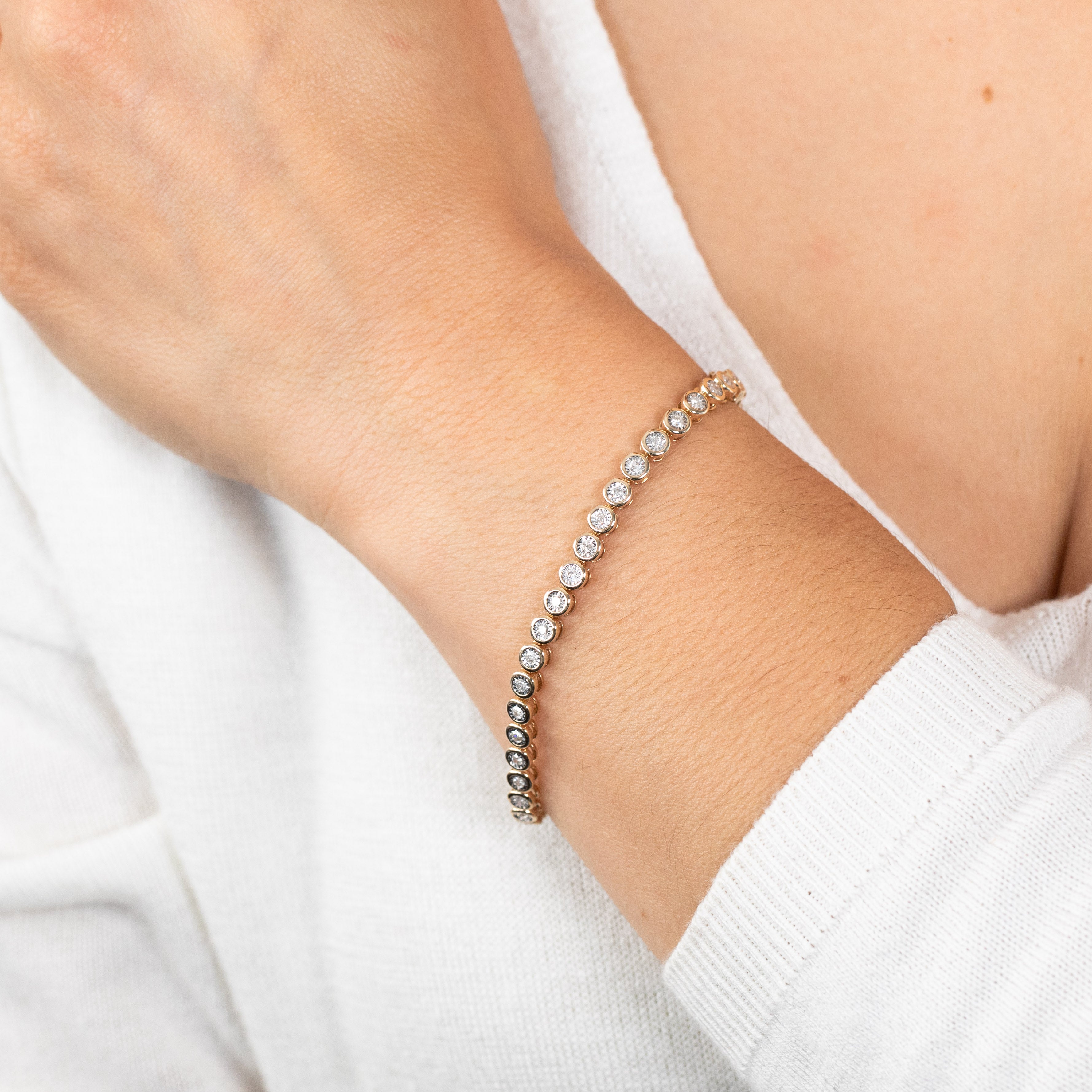 Gorgeous 1.00 Carat Diamond Bracelet Crafted in 10ct Yellow Gold, a Luxury Jewelry Piece