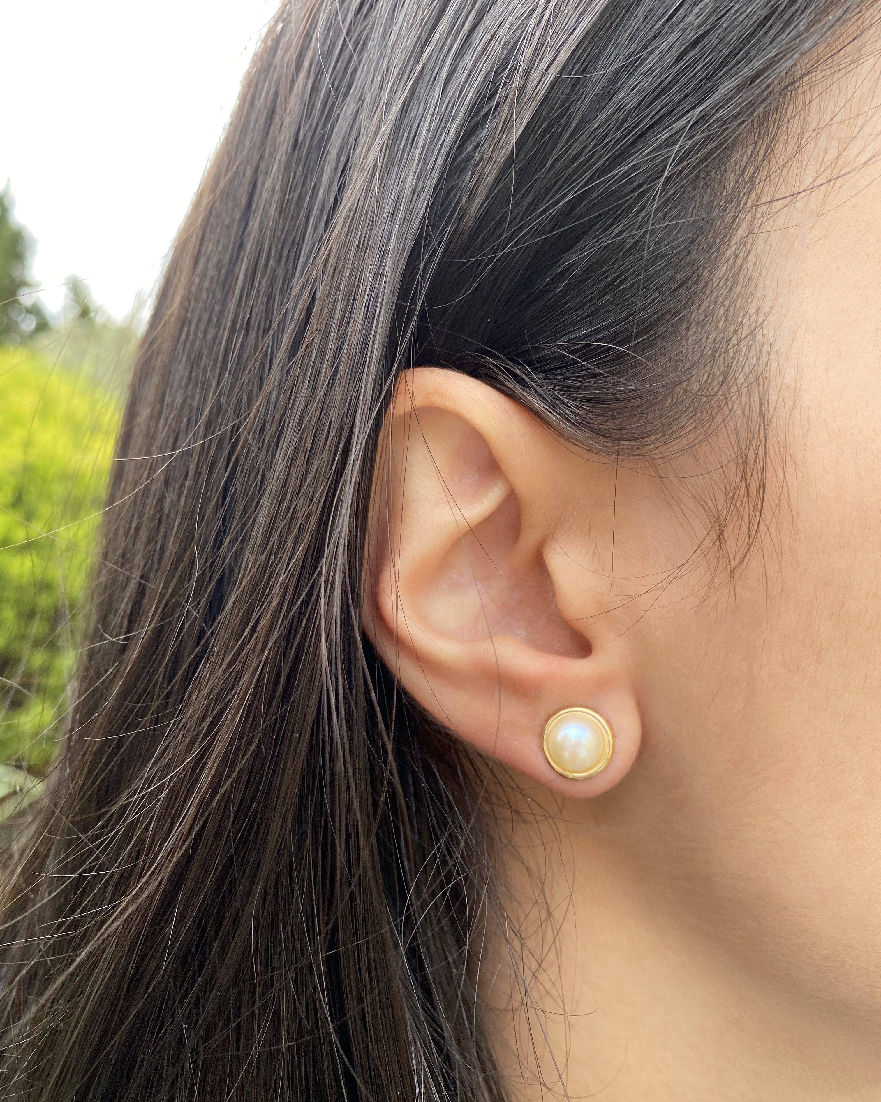 Exquisite 9 Carat Yellow Gold 7mm Freshwater Pearl Stud Earrings