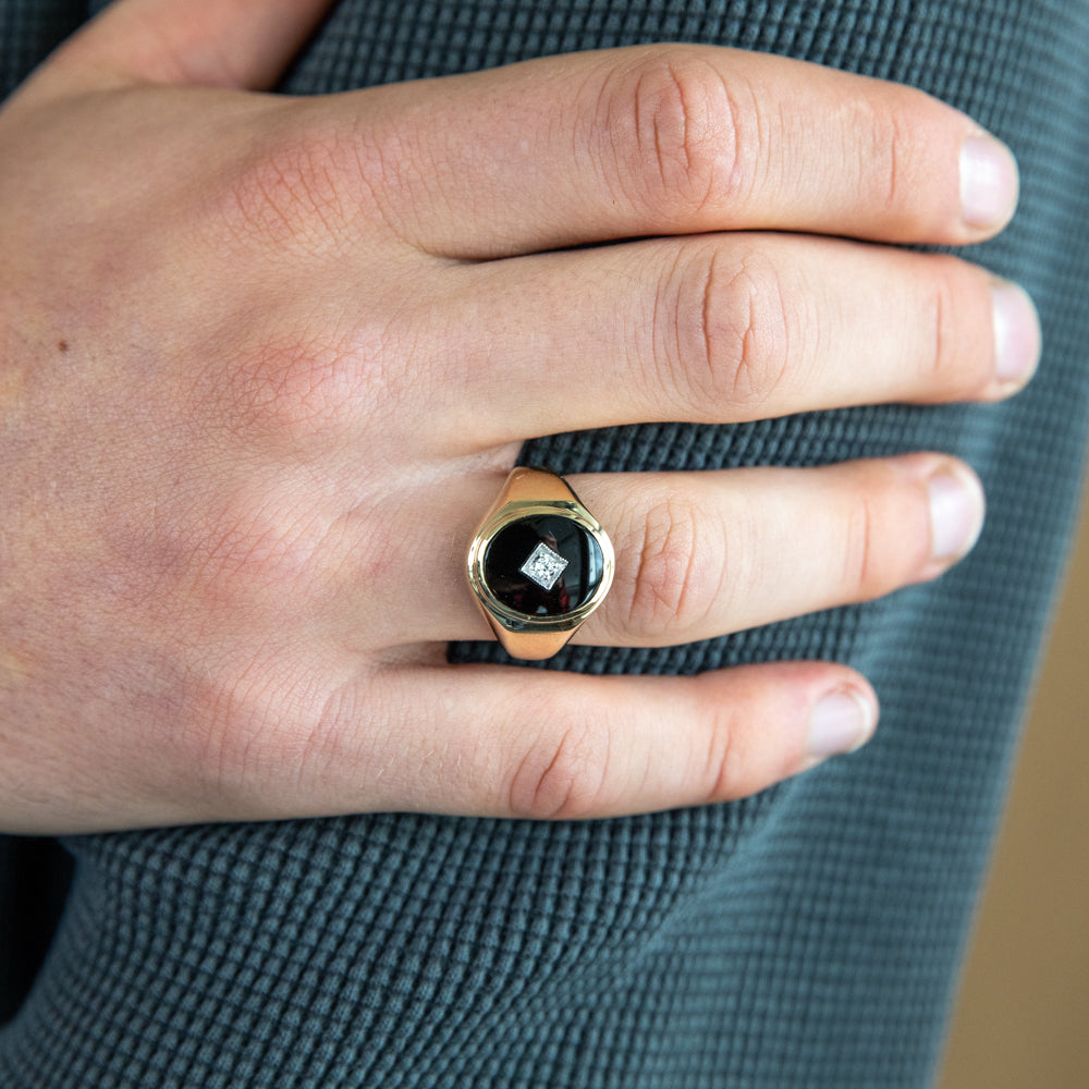 Men's 9-carat Yellow Gold Ring Embellished with Black Onyx and Diamonds