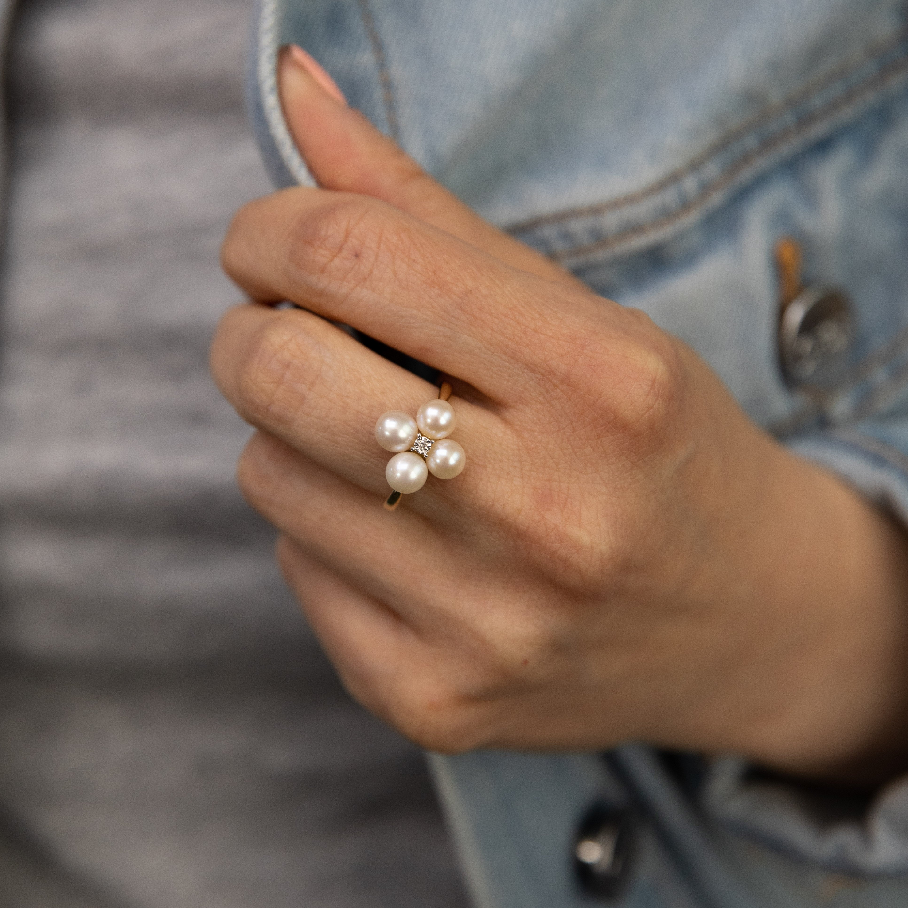 Exquisite 9ct Yellow Gold Ring with Freshwater Pearls and Diamonds