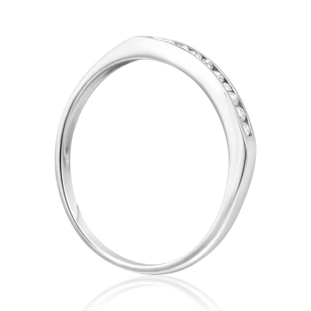 Exquisite 9ct White Gold Ring with Divine Brilliant Diamonds
