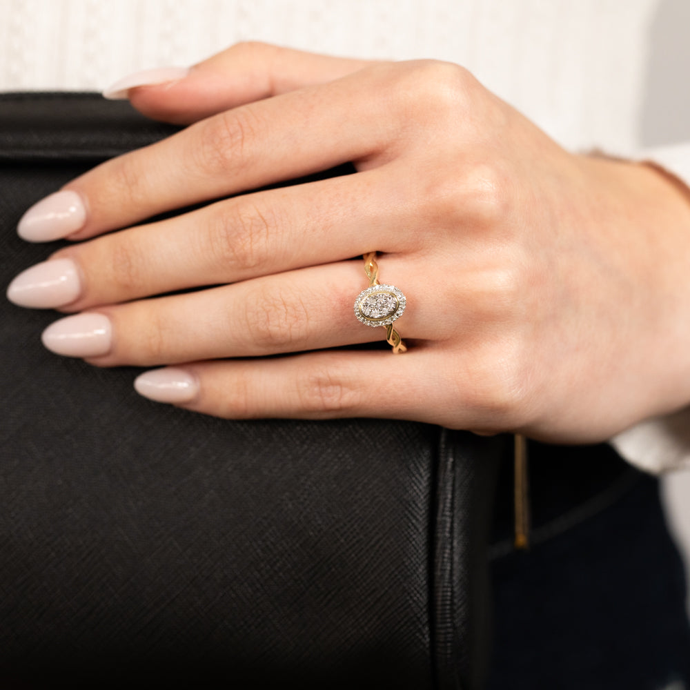 Stunning 9ct Yellow Gold Ring with 25 Lab-Grown Brilliant Luminesce Diamonds