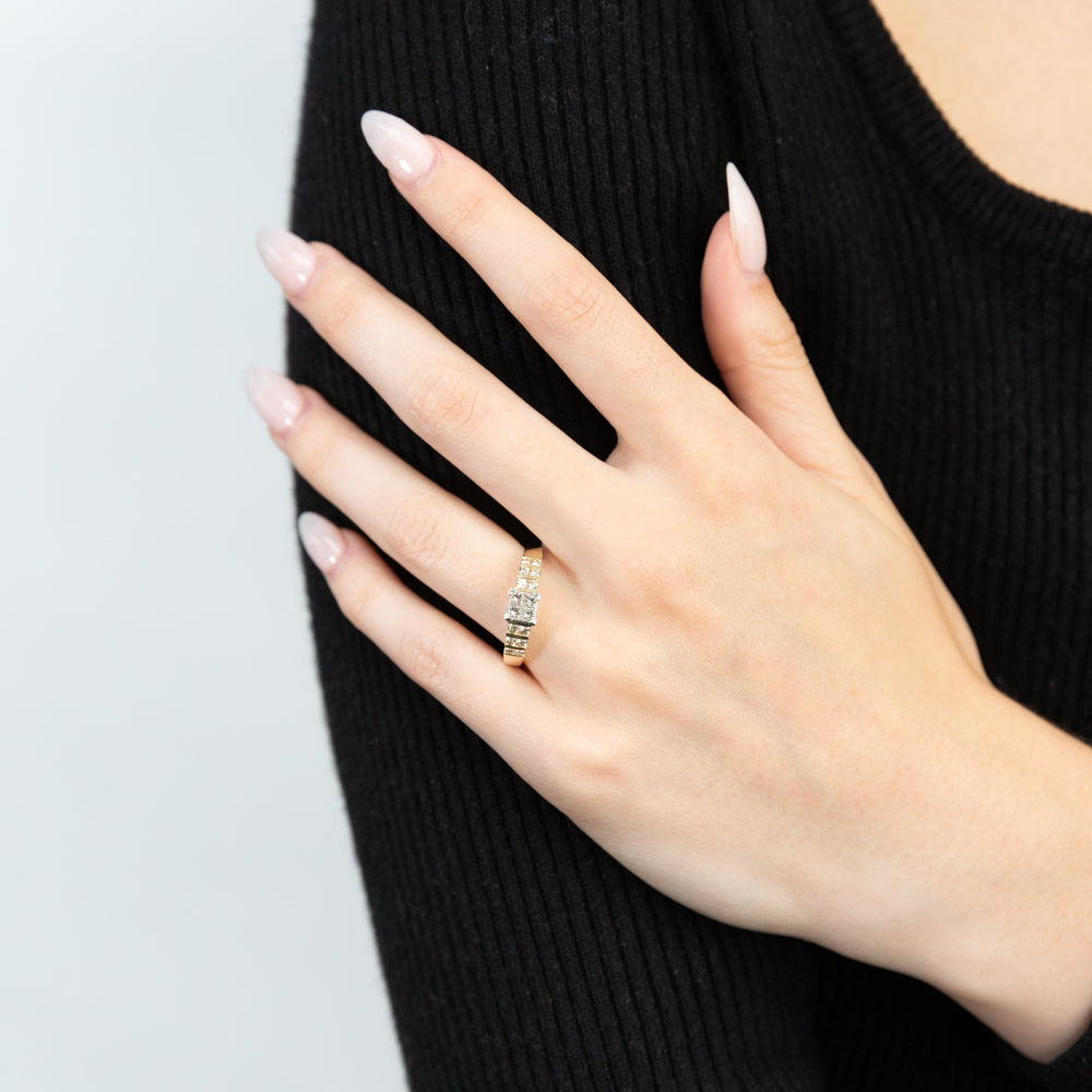 Stunning 9ct Yellow and White Gold Ring Featuring 5/8 Carats of Sparkling Diamonds