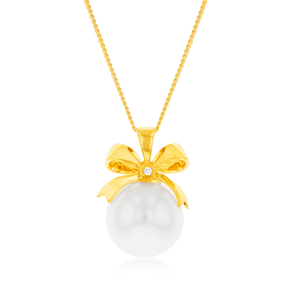 Exquisite 9-carat White Gold Luxury Necklace with 14 - 15mm White South Sea Pearl and Diamond Bow Pendant on a 45cm Chain