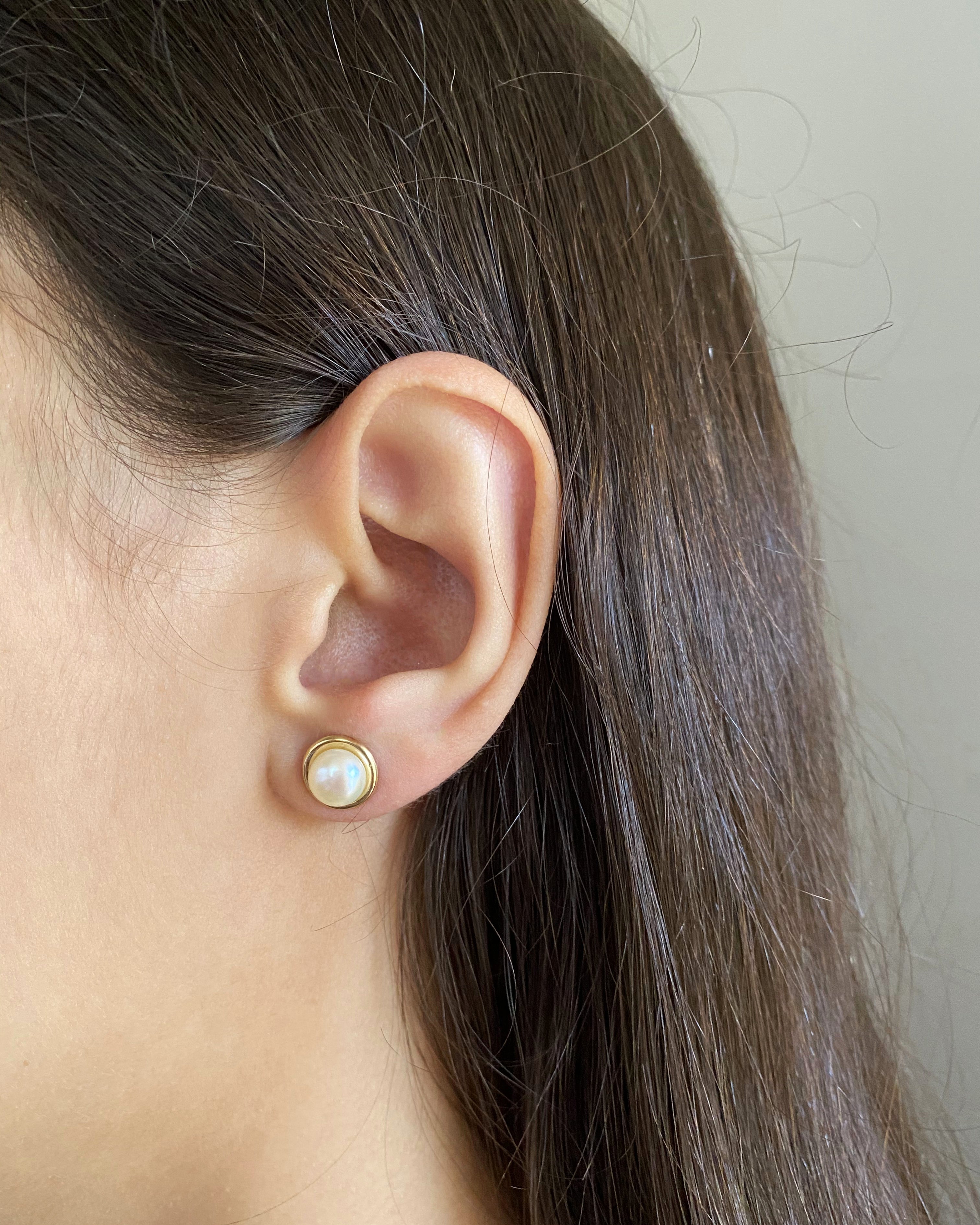 Exquisite 9 Carat Yellow Gold 7mm Freshwater Pearl Stud Earrings