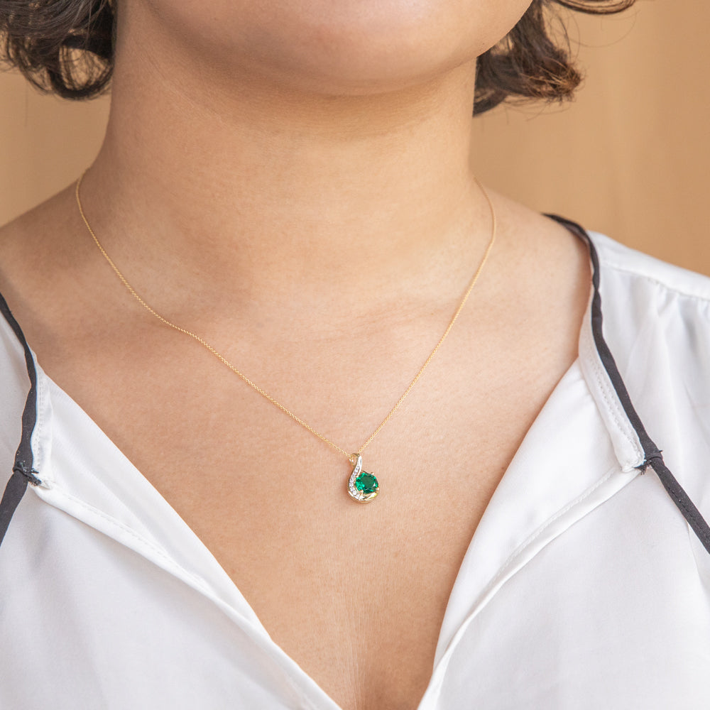 Stunning 9 Carat Yellow Gold Pendant Featuring Created Emerald and Zirconia with a 45cm Long Chain - A Timeless Jewelry Piece