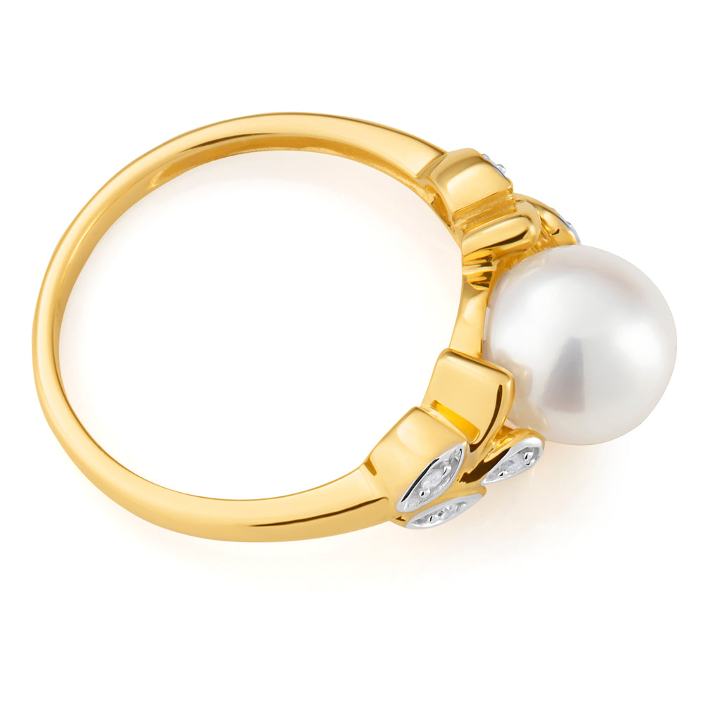 9ct Yellow Gold Ring with Freshwater Pearls and Leaf - Shaped Diamond Pattern
