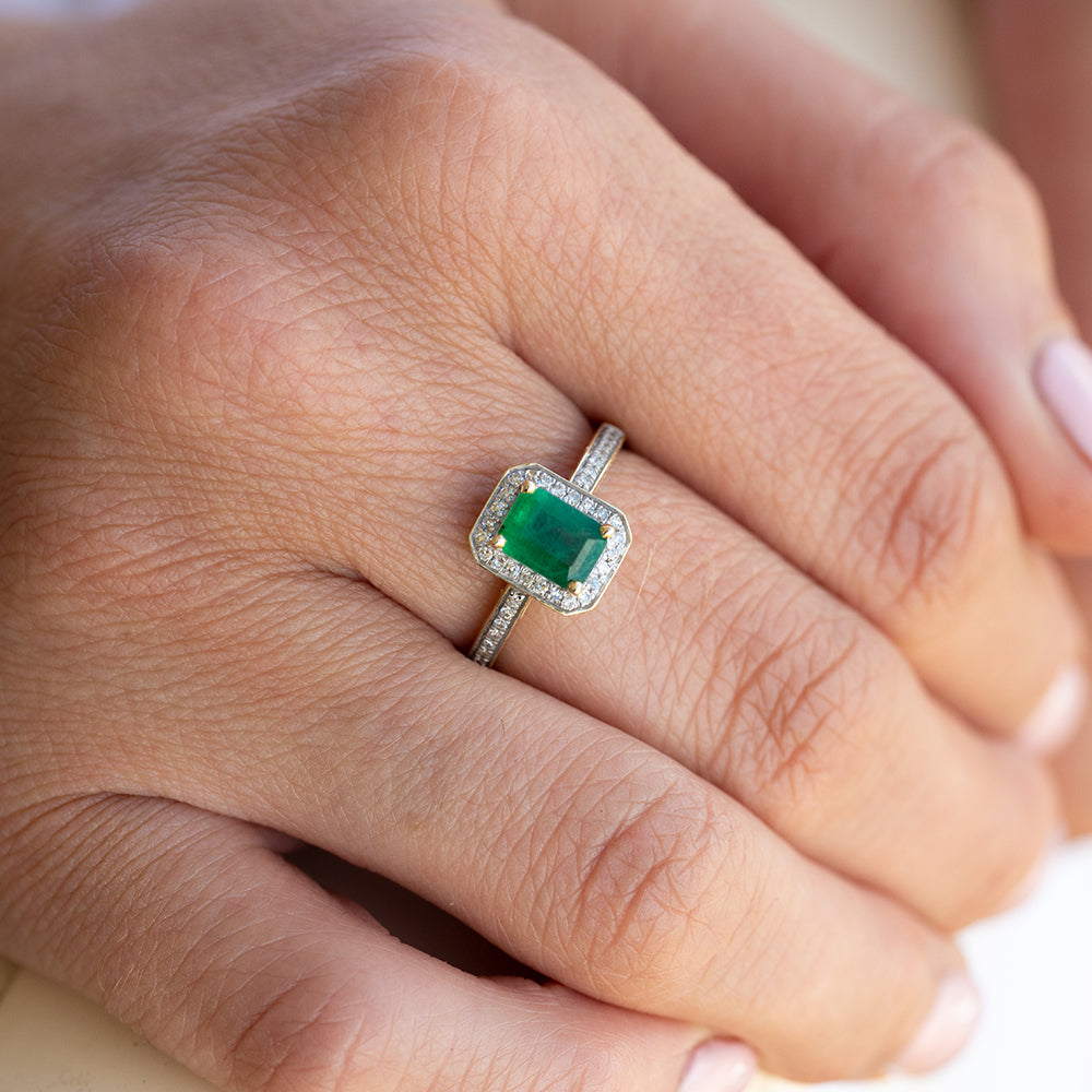Exquisite 9 Carat Yellow Gold Ring Featuring a 1 Carat Natural Emerald and 0.15 Carat Diamonds