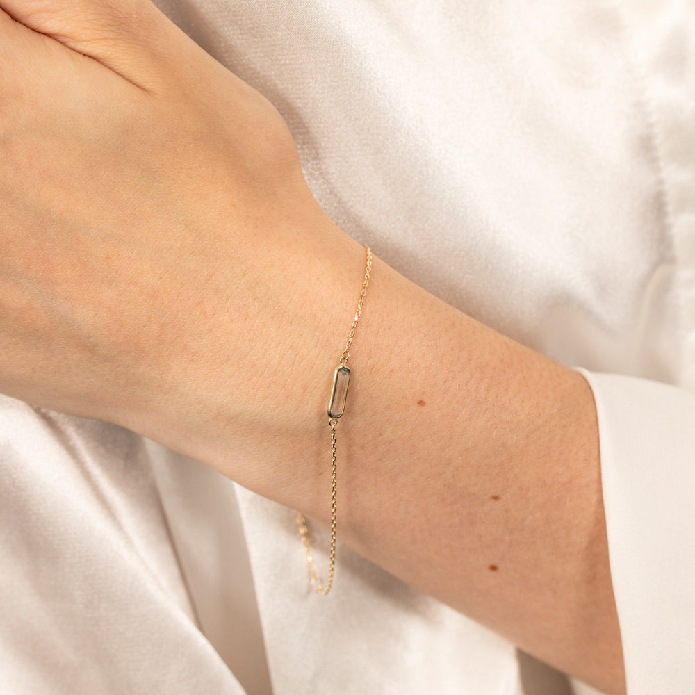 19cm 9ct Yellow Gold Bracelet with Natural Light Blue Topaz