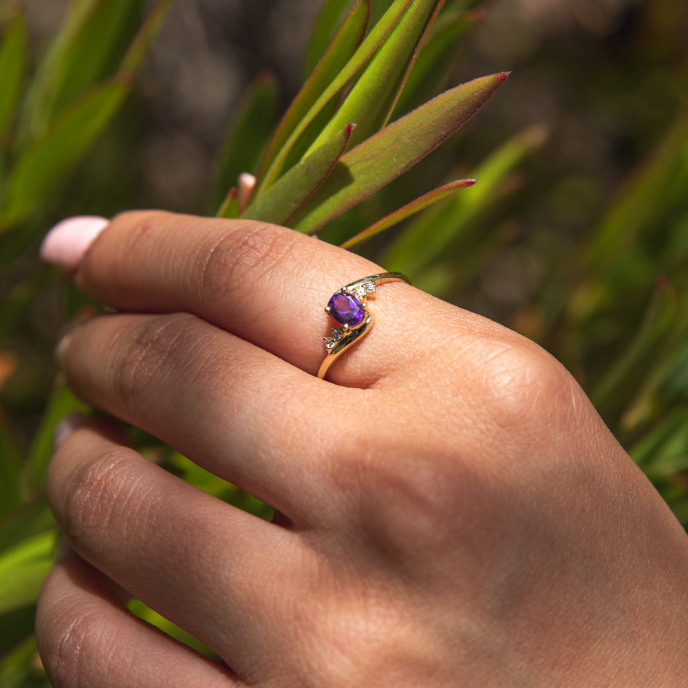 Stunning 9ct Yellow Gold Swirl Ring with Amethyst and Cubic Zirconia