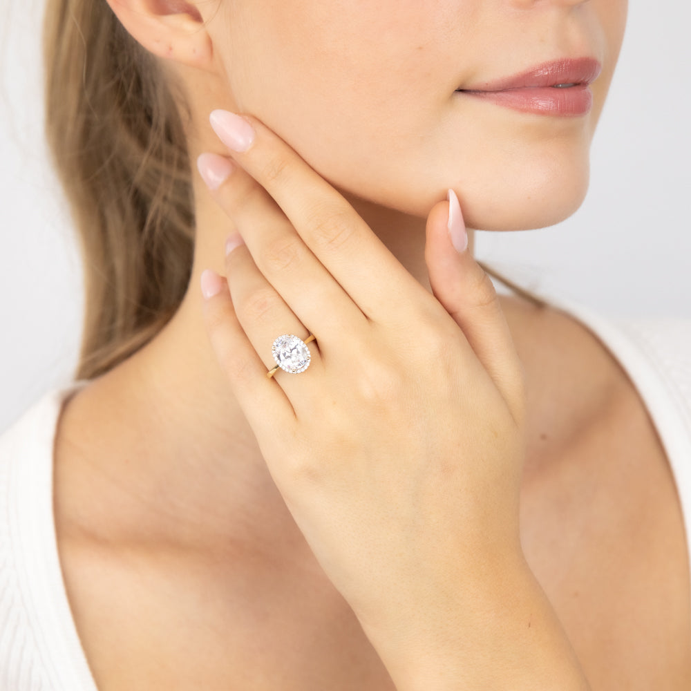 Stunning 9ct Yellow Gold Ring Embellished with 29 Cubic Zirconias