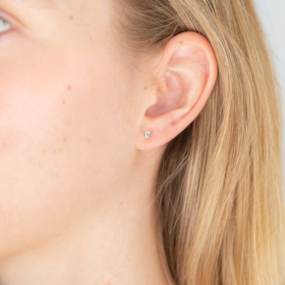 9 Carat Yellow Gold Diamond Stud Earrings with 0.10 Carat of Diamonds