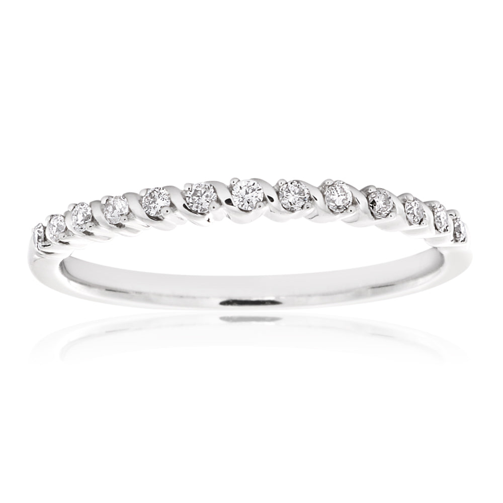 Stunning 9ct White Gold Ring Adorned with 13 Brilliant Cut Diamonds