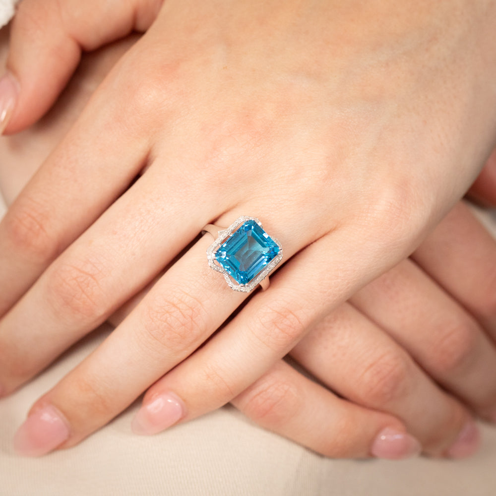 Stunning 9ct White Gold Ring with Natural Blue Topaz and Diamonds