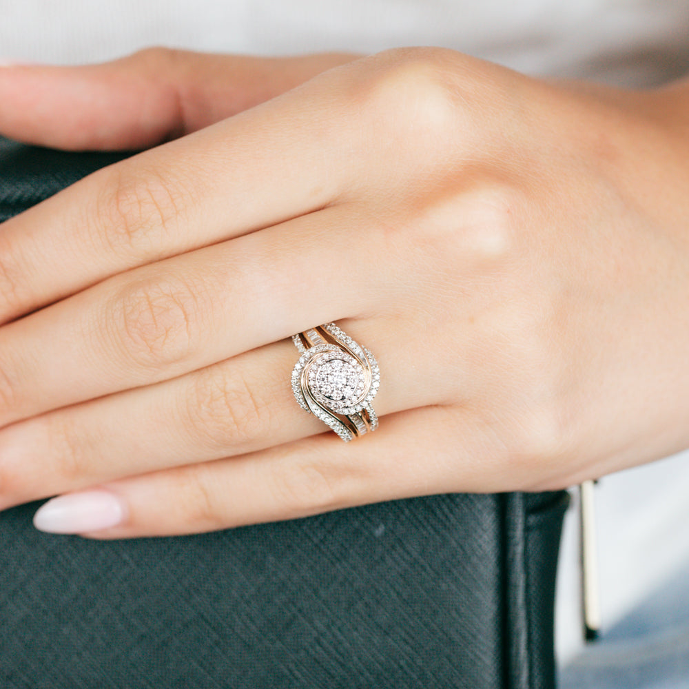 Stunning 10-Carat Yellow Gold 3/4 Carat Diamond Round Cluster Engagement Ring