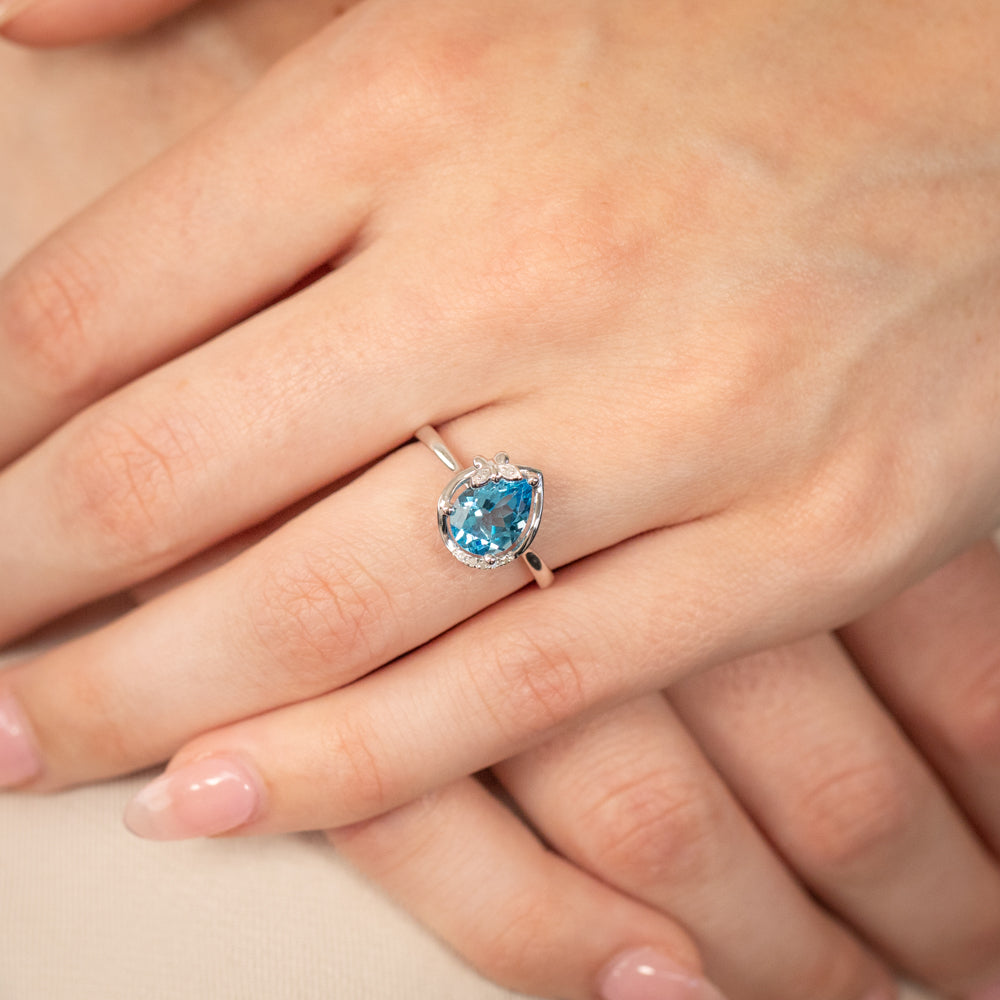Exquisite 9-carat White Gold Ring Adorned with Natural Blue Topaz and Diamonds