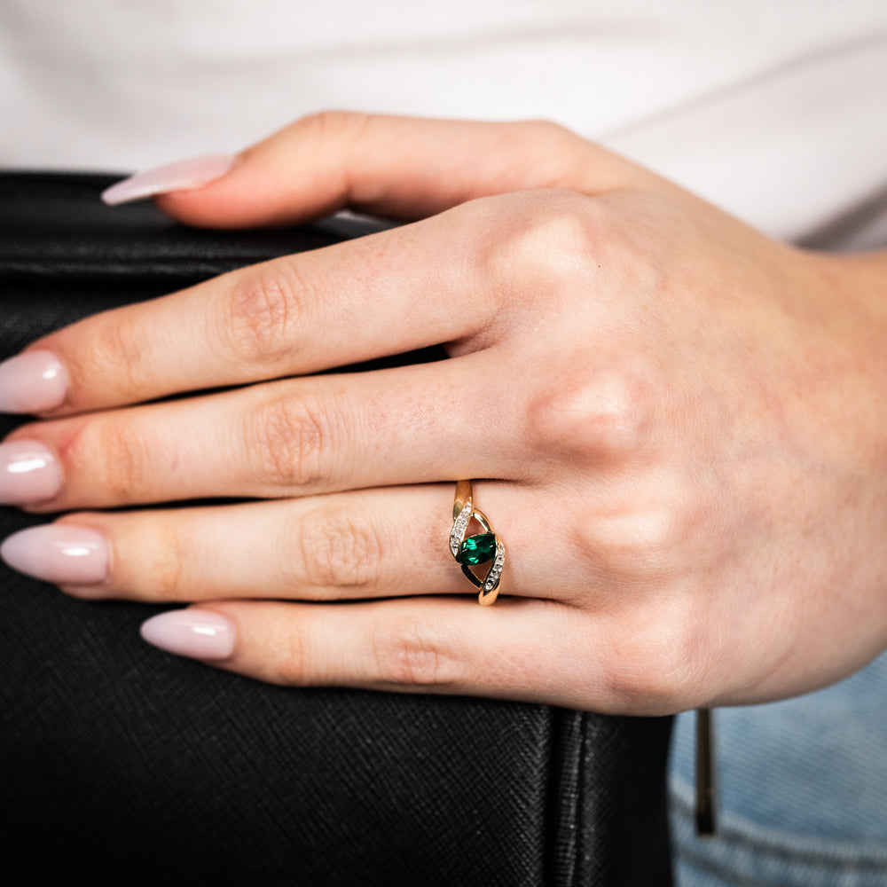 Exquisite 9ct Yellow Gold Ring Featuring Lab - Created Emerald - Shaped Cubic Zirconia
