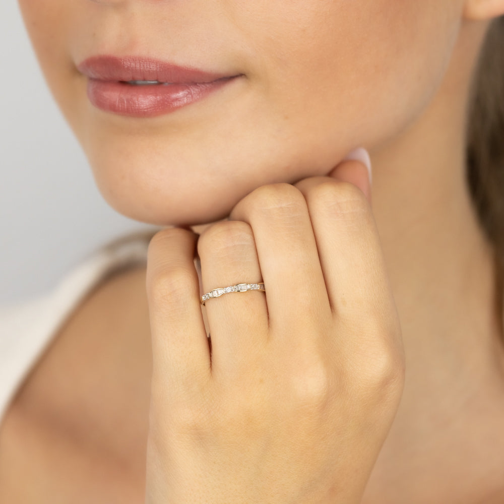 Stunning 10-Carat Yellow Gold Diamond Engagement Ring