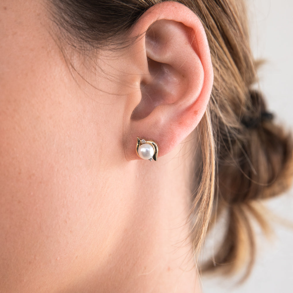 9-carat Yellow Gold Elegant Freshwater Pearl and Shining Diamond Studded Earrings for Women
