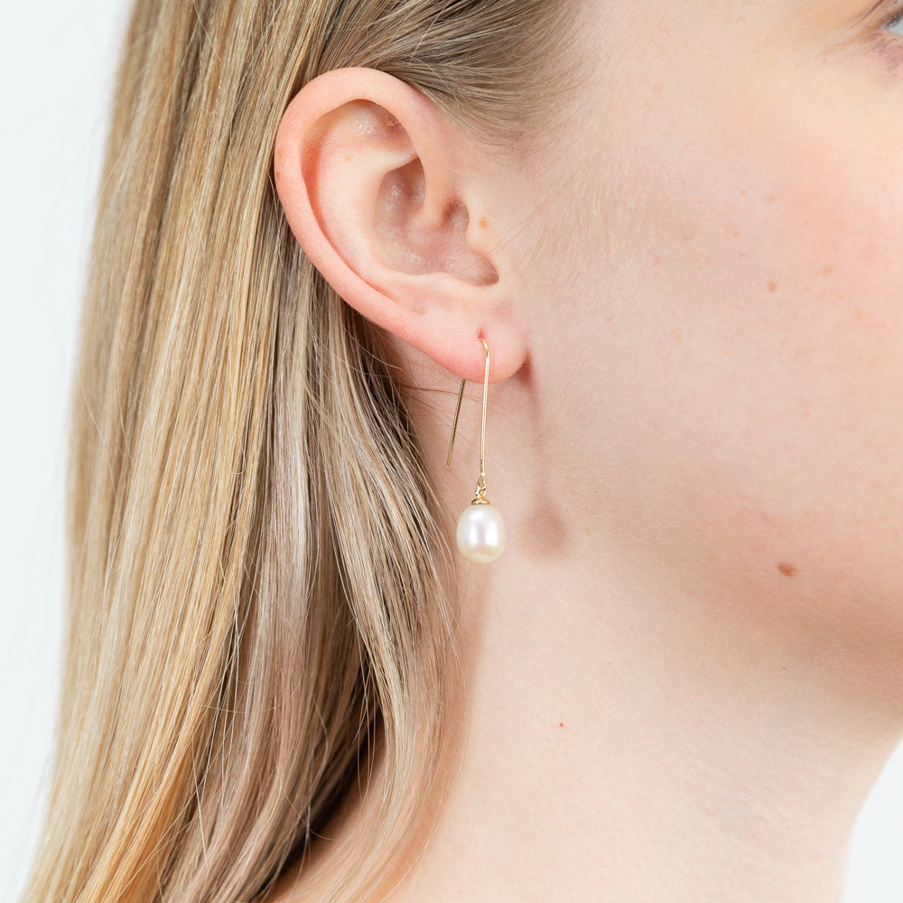 Exquisite 9-carat Yellow Gold Long Drop Earrings Adorned with Freshwater Pearls