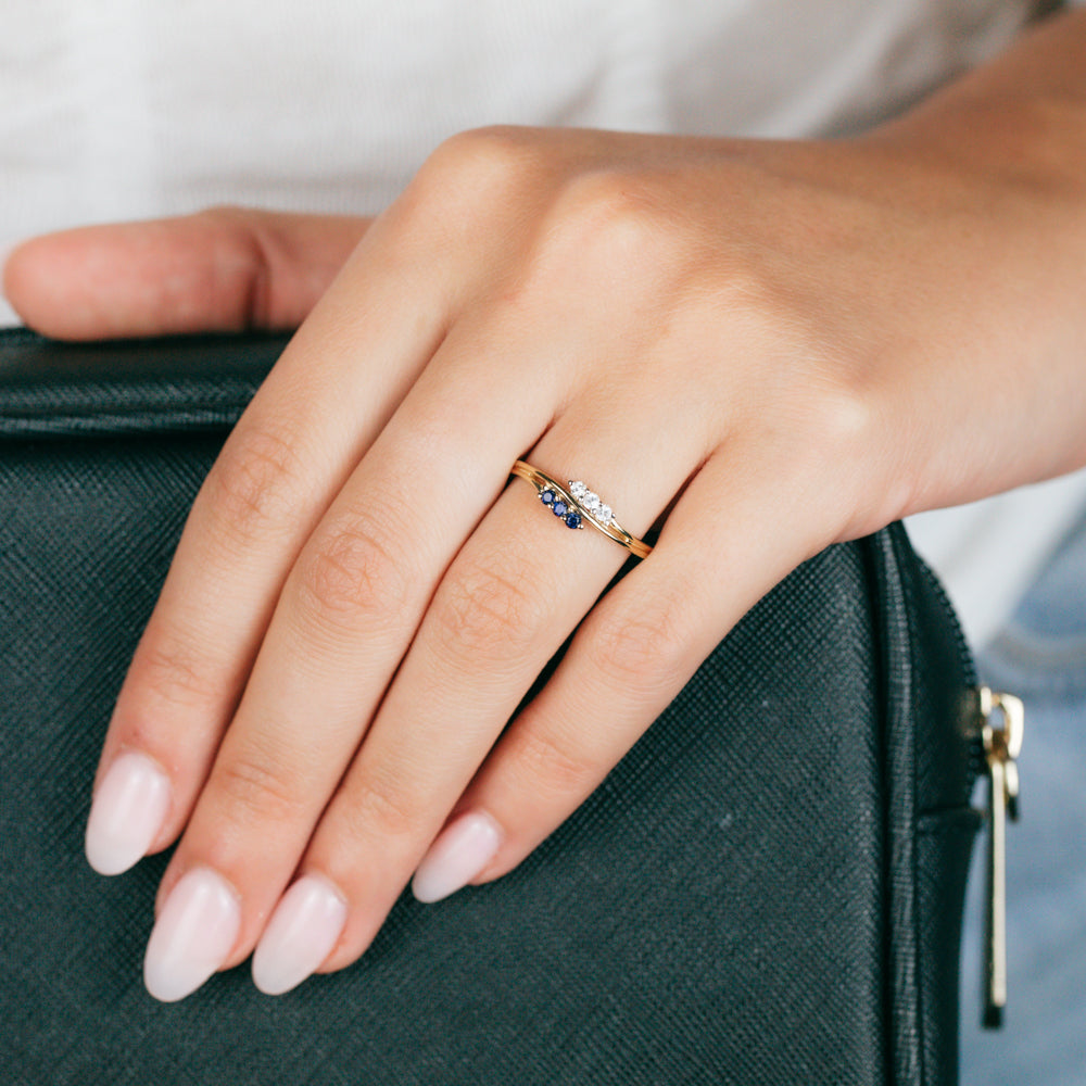 Exquisite 9ct Yellow Gold Ring Adorned with Lab - Created Sapphires and White Sapphires