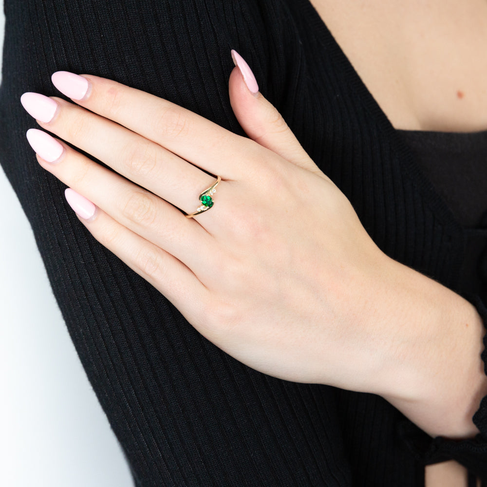 Exquisite 9ct Yellow Gold Ring with Created Emerald and Four Cubic Zirconias