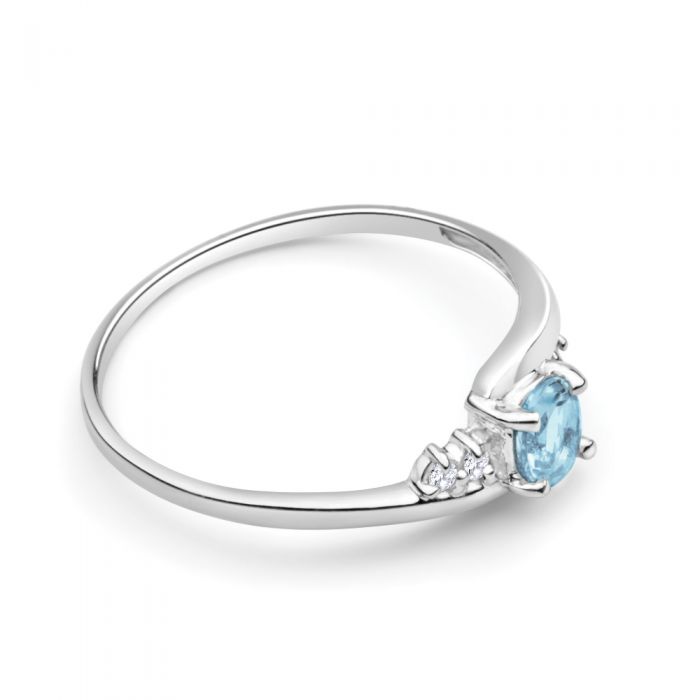 Stunning 9ct White Gold Ring Featuring Oval Cut Blue Topaz and Cubic Zirconia Stones