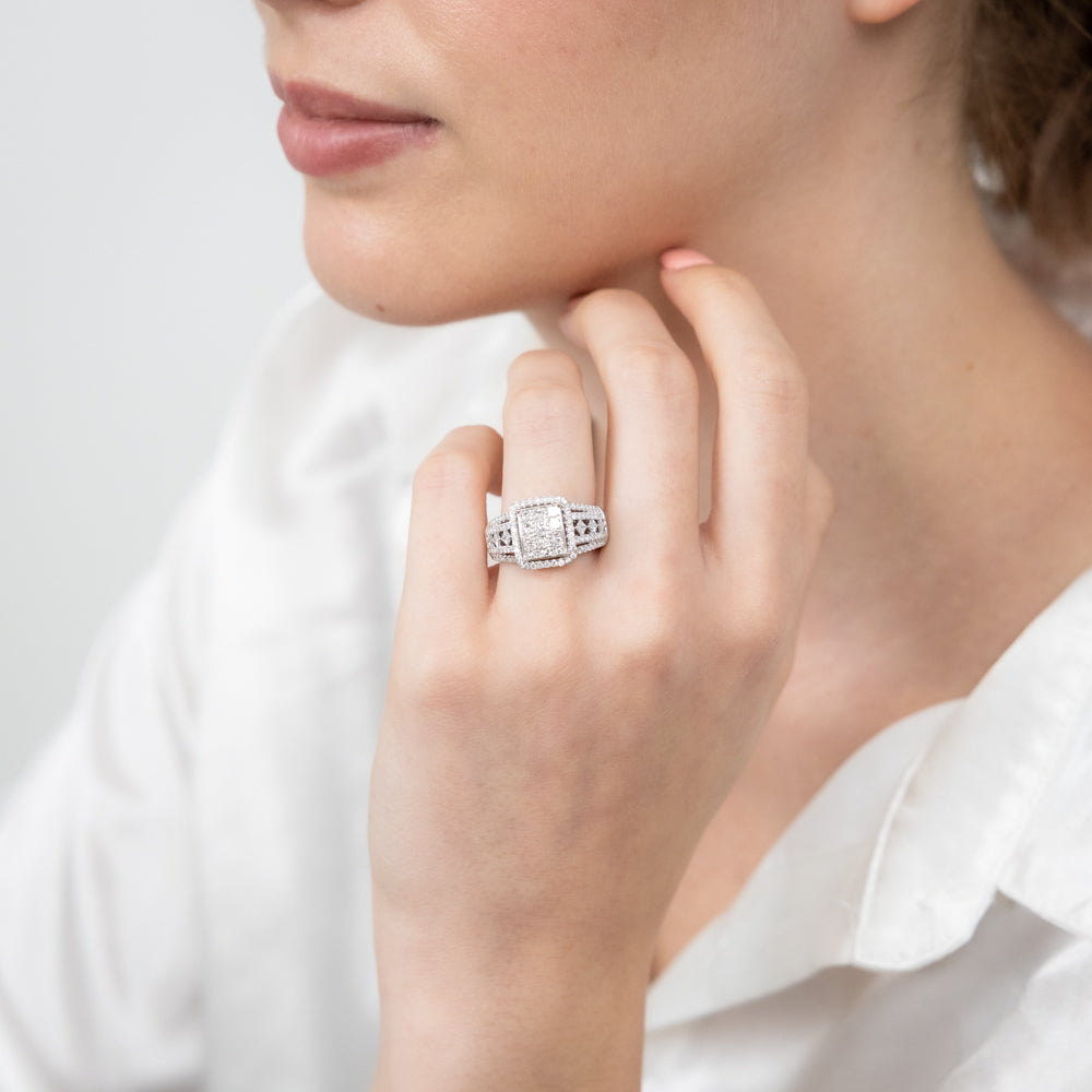 Exquisite 14-carat White Gold Engagement Ring Featuring 1.4 Carats of Princess and Brilliant Cut Diamonds