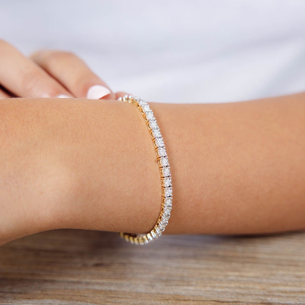 Exquisite 1 Carat Diamond Tennis Bracelet Crafted in 9 Carat Yellow Gold