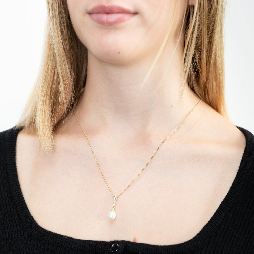 9-carat Yellow Gold and Freshwater White Pearl Necklace Pendant