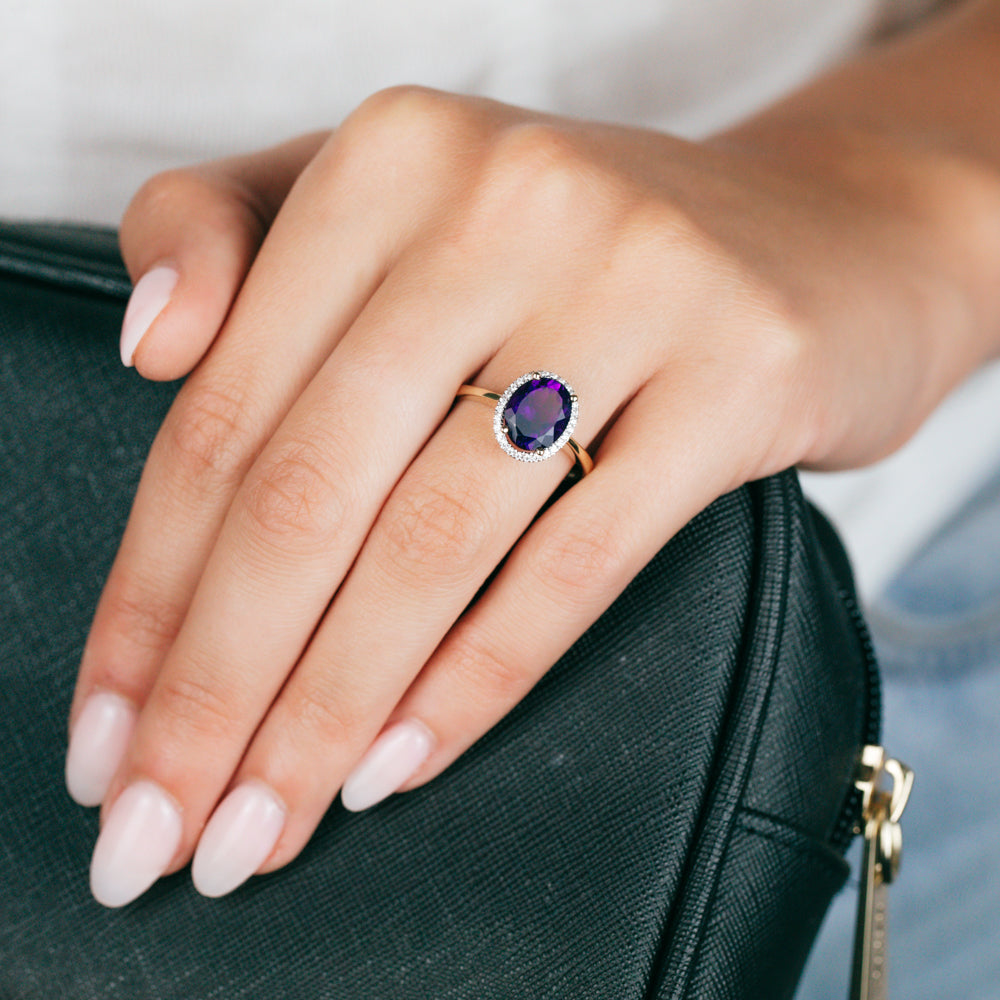 Stunning 9ct Yellow Gold Ring Featuring 2.5 Carat Amethyst and 28 Cubic Zirconia Stones