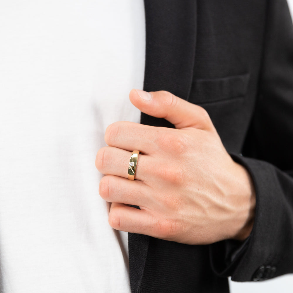 Men's 9-Carat Yellow Gold Ring Featuring a Round Cubic Zirconia Stone